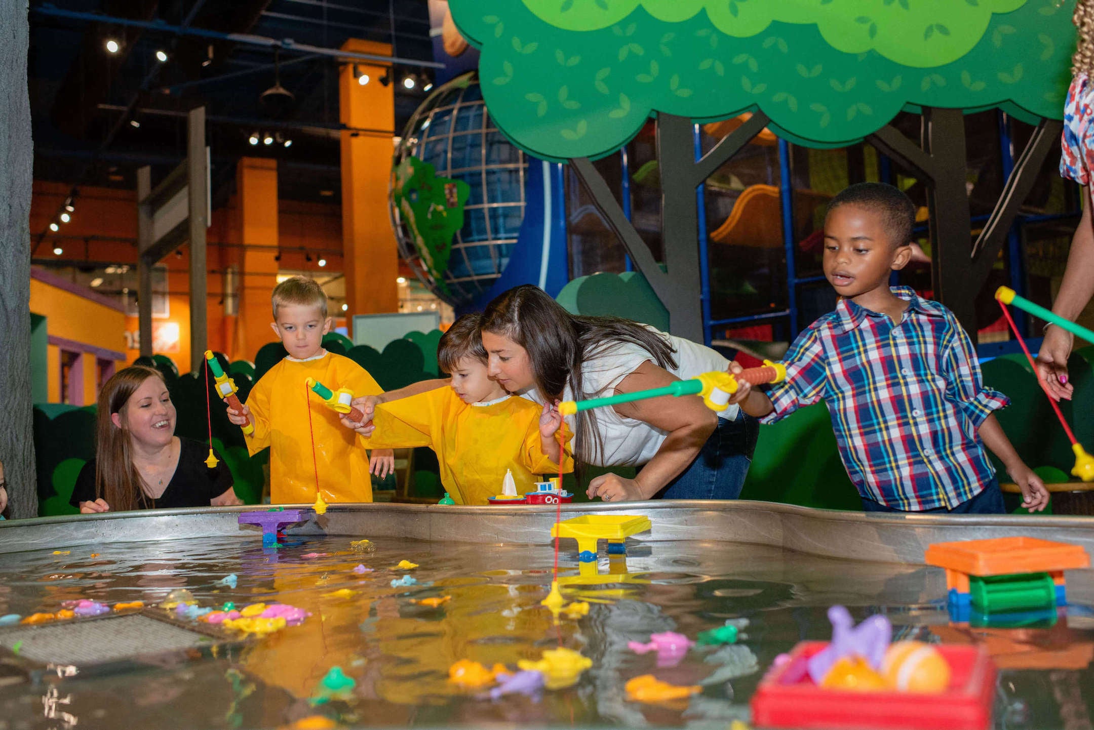 Kids Birthday Party Atlanta | Children playing with toys in a water table at a children's museum | Confetti Jar
