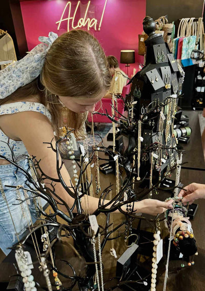 Girl Choosing Jewelry at Hawaii Fluid Art Brookhaven | Confetti Jar